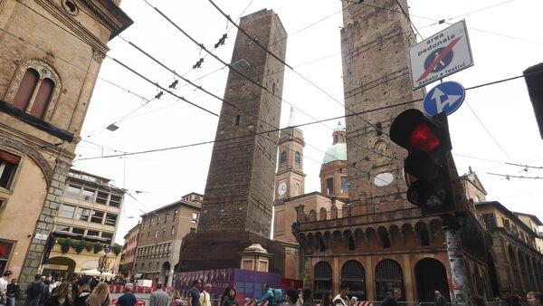 Leaning tower cordo<em></em>ned off in Bologna amid collapse fears