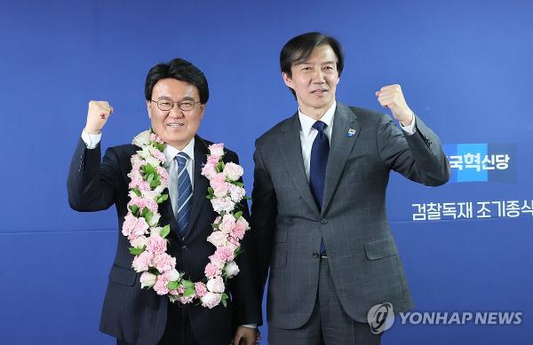 Rep. Hwang Un-ha (L) poses for a photo with Cho Kuk of the minor Rebuilding Korea Party at the Natio<em></em>nal Assembly in Seoul on April 11, 2024. (Yonhap)