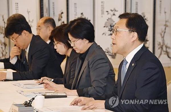 First Vice Finance Minister Kim Byoung-hwan (R) speaks during a meeting of eco<em></em>nomic vice ministers in Seoul on April 26, 2024, in this photo provided by his office. (PHOTO NOT FOR SALE) (Yonhap)