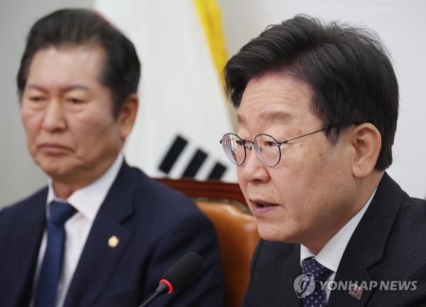 Rep. Lee Jae-myung (R) speaks in a leadership meeting of the main opposition Democratic Party held at the Natio<em></em>nal Assembly in Seoul on April 26, 2024. (Yonhap)