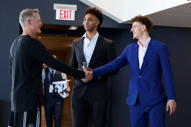 Warriors head coach Steve Kerr, left, greets rookies Trayce Jackson-Davis, middle, and Brandin Podziemski before the start of a June 23 news co<em></em>nference in San Francisco. (Ray Chavez / SAN JOSE MERCURY NEWS)