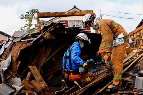Rescue perso<em></em>nnel look for a missing woman at her collapsed house, in the aftermath of an earthquake, in Wajima, Ishikawa Prefecture, Japan, January 4, 2024. REUTERS/Kim Kyung-Hoon<em></em>
