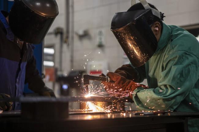 Welding instructor Mitchell Schmidt teaches a student to use welding tools during a welding course at Lakeshore College in Wisco<em></em>nsin on Aug. 16, 2023. Lakeshore College offers courses that practice competency-ba<em></em>sed education that some California schools are hoping to adopt. Photo by Larry Valenzuela, CalMatters/CatchLight Local