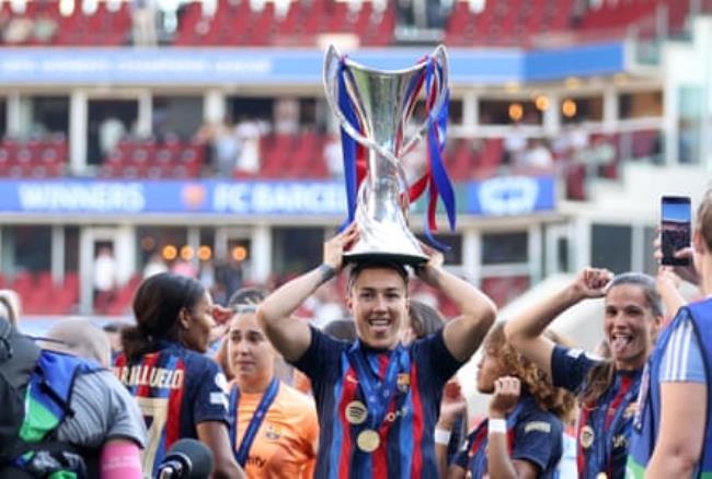 Lucy Bro<em></em>nze celebrates with the Women’s Champions League trophy in June, her fourth title