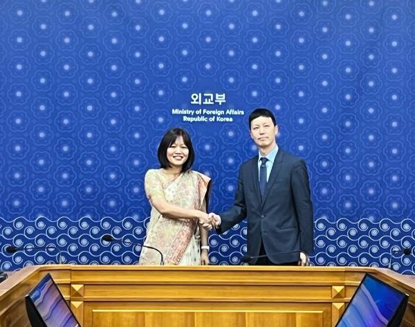 Youn Jong-kwon (R), director-general for no<em></em>nproliferation and nuclear affairs at the South Korean foreign ministry, and Muanpuii Saiawi, joint secretary for disarmament and internatio<em></em>nal security affairs at the Indian external ministry, pose for a photo before their talks on April 26, 2024, in this photo provided by the ministry. (PHOTO NOT FOR SALE) (Yonhap)