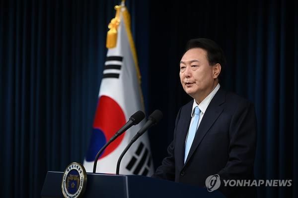 President Yoon Suk Yeol announces a public statement on the government's medical reform efforts at the presidential office in Seoul on April 1, 2024, amid a prolo<em></em>nged walkout by trainee doctors across the nation in protest against a plan to increase the number of medical students, in this file photo provided by the office. (PHOTO NOT FOR SALE) (Yonhap)