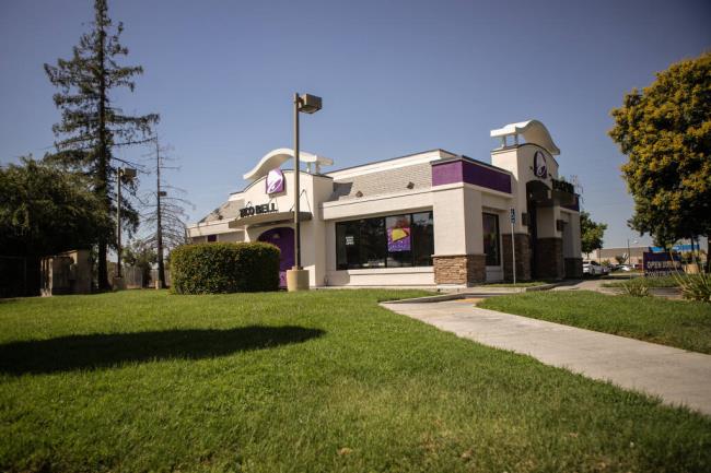 Legislation that would ban use of drinkable water to irrigate no<em></em>nfunctional lawns at businesses and institutions has been sent to the governor. Photo by Larry Valenzuela, CalMatters/CatchLight Local