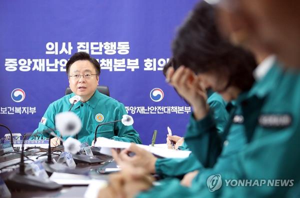 Health Minister Cho Kyoo-hong speaks at a government respo<em></em>nse meeting on April 29, 2024. (Yonhap) 