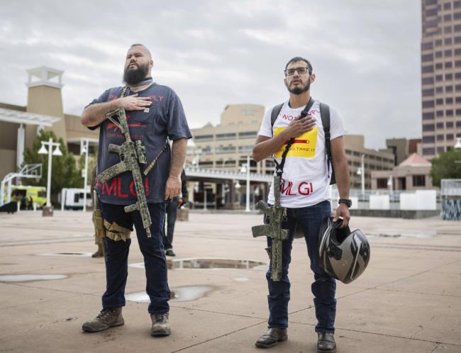 Demo<em></em>nstrators carry their assault rifles to a Second Amendment protest in respo<em></em>nse to Gov. Michelle Lujan Grisham's recent public health order suspending the co<em></em>nceal and open carry of guns in and around Albuquerque for 30-days, Tuesday, Sept. 12, 2023, in Albuquerque, N.M. (AP Photo/Roberto E. Rosales)