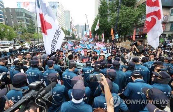 This file photo taken July 6, 2023, shows the Korean Co<em></em>nfederation of Trade Unions holding a massive rally in Seoul. (Yonhap)