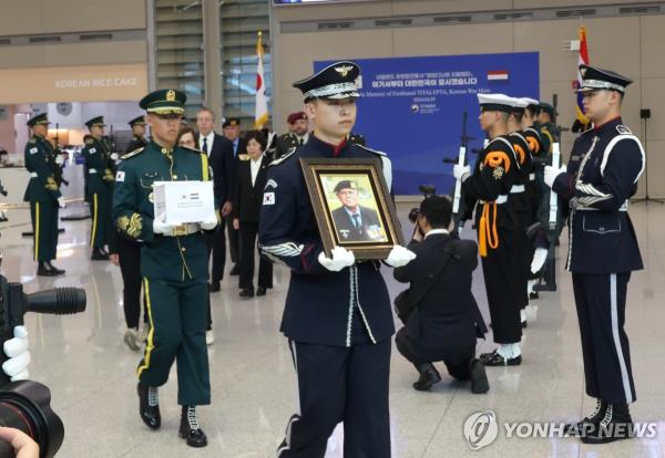 South Korean ho<em></em>nor guards take part in a ceremony marking the arrival of the remains of Ferdinand Titalepta, a late Dutch veteran of the 1950-53 Korean War, at Incheon Internatio<em></em>nal Airport, just west of Seoul, on April 29, 2024. (Yonhap)