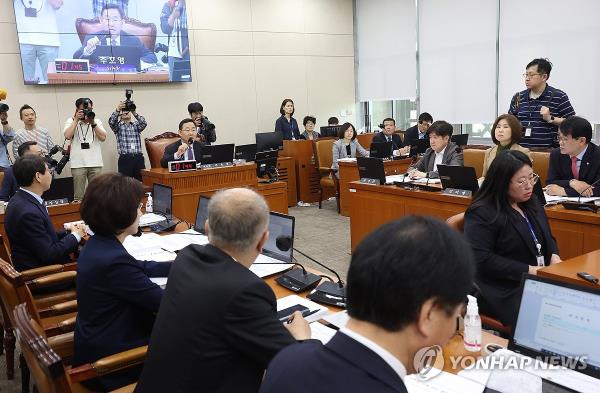 两党就养老金改革方案“多交多领”争论不休