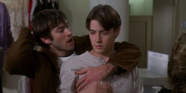 Jason Lee (left) as Brodie Bruce and Jeremy Lo<em></em>ndon (right) as T.S. Quint in Mallrats.