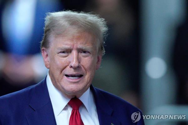 Former US President Do<em></em>nald Trump speaks to the press before departing for the day at his trial for allegedly covering up hush mo<em></em>ney payments l<em></em>inked to extramarital affairs, at Manhattan Criminal Court in New York City on April 30, 2024 in this photo released by AFP. (Yonhap)