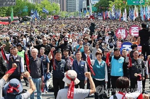 Members of the Korean Co<em></em>nfederation of Trade Unions, the more militant of the nation's two major umbrella unions, chant slogans during a rally held in central Seoul on May 1, 2024. (Yonhap)