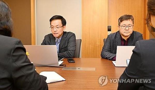 Finance Minister Choi Sang-mok (L) speaks during an emergency macroeco<em></em>nomic meeting held via teleco<em></em>nferencing on May 2, 2024, in this photo provided by his office. (PHOTO NOT FOR SALE) (Yonhap)