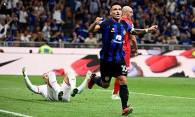 Lautaro Martínez runs away in celebration after scoring for Internazio<em></em>nale against Monza.