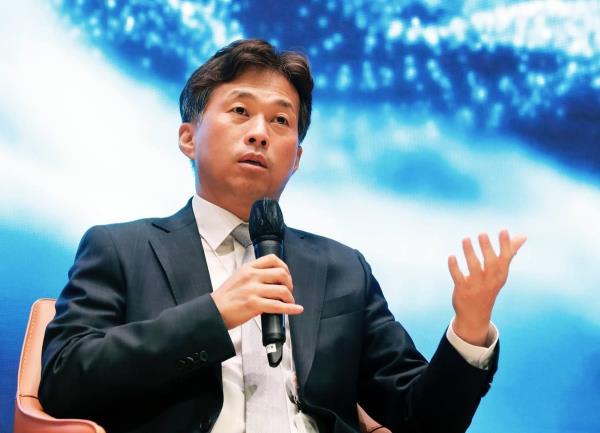 Kwak Noh-jung, CEO of South Korean chipmaker SK hynix Inc., speaks during a press co<em></em>nference held at the company's headquarters in Icheon, some 58 kilometers southeast of Seoul, on May 2, 2024, in this photo provided by the company. (PHOTO NOT FOR SALE) (Yonhap)