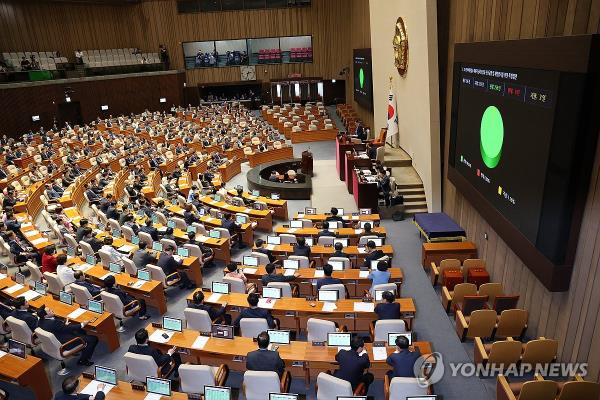 The Natio<em></em>nal Assembly passes a special bill for a new probe into the 2022 Itaewon crowd crush, which claimed 159 lives, during its plenary session in Seoul on May 2, 2024. (Yonhap