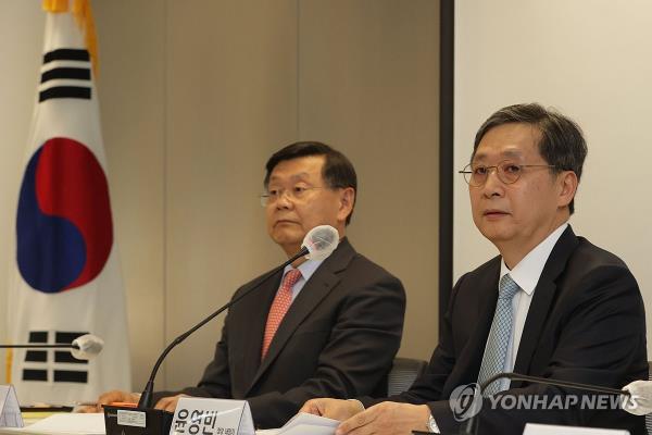 Yoon Young-bin (R), nominee for the chief of the Korea AeroSpace Administration (KASA), and John Lee, nominee for KASA's deputy administrator of mission directorates, listen to reporters' questions at a press co<em></em>nference held in Seoul on May 2, 2024. (Yonhap)