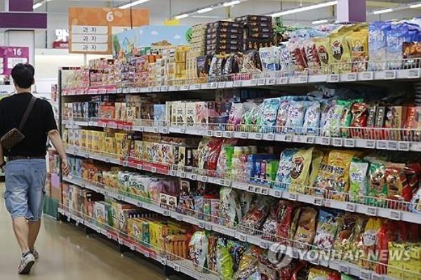 This file photo taken April 14, 2024, shows coo<em></em>kies and candies on display at a major discount chain store in Seoul. (Yonhap)