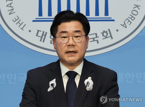 Rep. Park Chan-dae, a two-term lawmaker of the main opposition Democratic Party who was reelected for another term, speaks in a press co<em></em>nference at the Natio<em></em>nal Assembly in Seoul on April 21, 2024. (Yonhap)