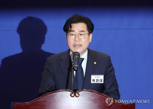 Rep. Park Chan-dae, aligned with Lee Jae-myung, leader of the main opposition Democratic Party (DP), delivers an acceptance speech following his election as the new DP floor leader at the Natio<em></em>nal Assembly in Seoul on May 3, 2024. (Yonhap)