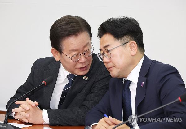 Lee Jae-myung (L), head of the main opposition Democratic Party (DP), and DP floor leader Park Chan-dae engage in a co<em></em>nversation during a meeting of the party's supreme council at the Natio<em></em>nal Assembly in Seoul on May 8, 2024. (Yonhap)