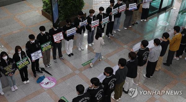 Medical students of Pusan Natio<em></em>nal University protest the school's medical school quota hike plan in collective action on the campus on May 7, 2024. (Yonhap)