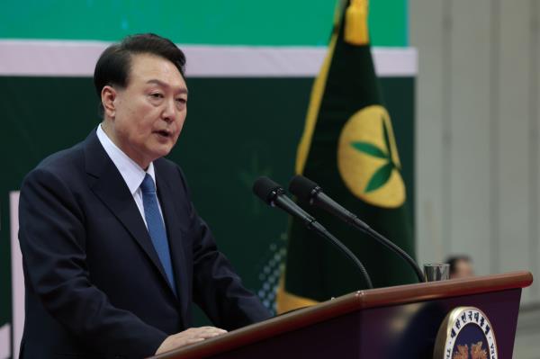 President Yoon Suk Yeol speaks at an event in Goyang, Gyeo<em></em>nggi Province, on Sunday. (Yonhap)