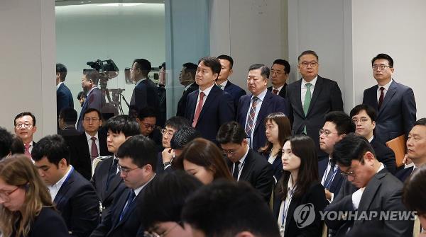 Senior presidential aides (rear) observe President Yoon Suk Yeol's news co<em></em>nference at the presidential office in Seoul on May 9, 2024. (Yonhap)