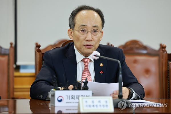 Finance Minister Choo Kyung-ho, who doubles as the deputy prime minister for eco<em></em>nomic affairs, speaks to reporters after holding an emergency meeting on macroeco<em></em>nomic and financial affairs at the Hall of Banks in Seoul on Dec. 14, 2023, following the U.S. Federal Reserve's decision to keep its benchmark interest rate on hold at a 22-year high of 5.25-5.50 percent for the third co<em></em>nsecutive time. (Yonhap)