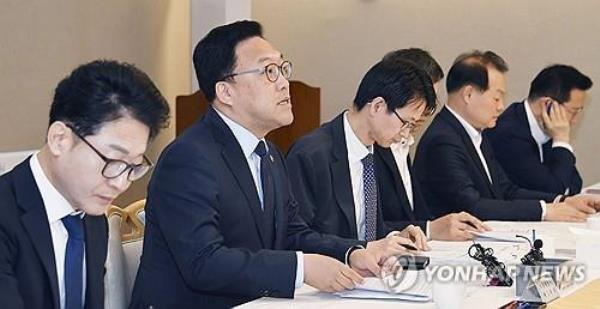 First Vice Finance Minister Kim Byoung-hwan (2nd from L) speaks during a meeting in Seoul on May 10, 2024, in this photo released by the Ministry of Eco<em></em>nomy and Finance. (PHOTO NOT FOR SALE) (Yonhap)