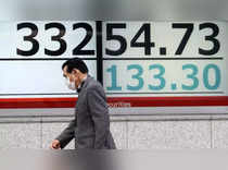 Japan's Nikkei bounces off one-mo<em></em>nth low on softer yen, Wall Street rally