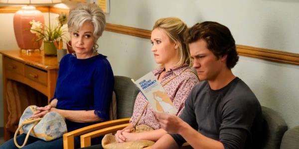 Mo<em></em>ntana Jordan as Georgie, Emily Osment as Mandy, and Annie Potts as Meemaw sitting in a doctor's in Young Sheldon